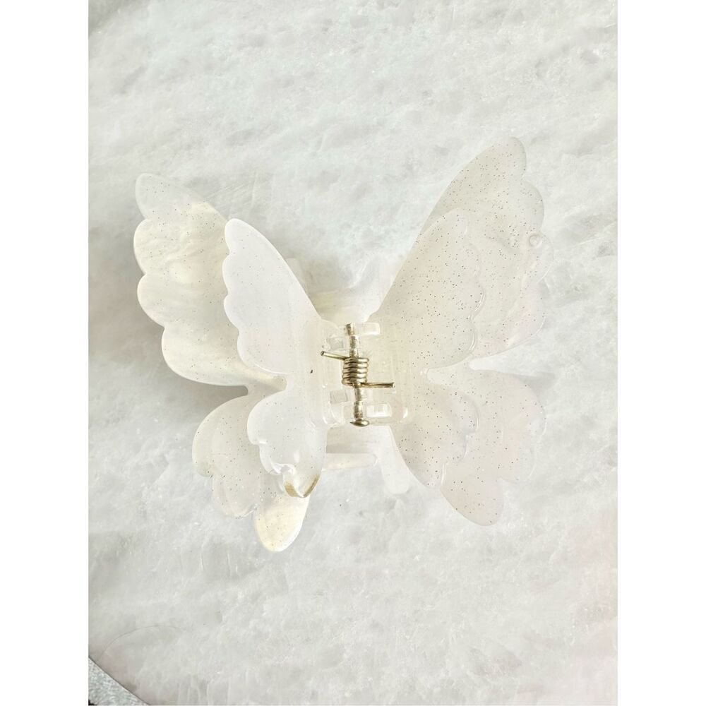 White pearlescent butterfly hair claw ￼